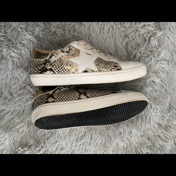 Steve Madden Shoes - Steve Madden sneakers!